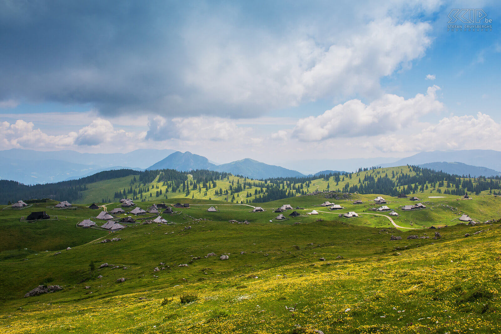 Velika Planina Eén van de meest sprookjesachtige plekken van Slovenië is het plateau Velika Planina. Het schaapherdersdorp met zijn identieke houten gebouwtjes ligt op een glooiende groene weide op 1600 meter boven zeeniveau.  Stefan Cruysberghs